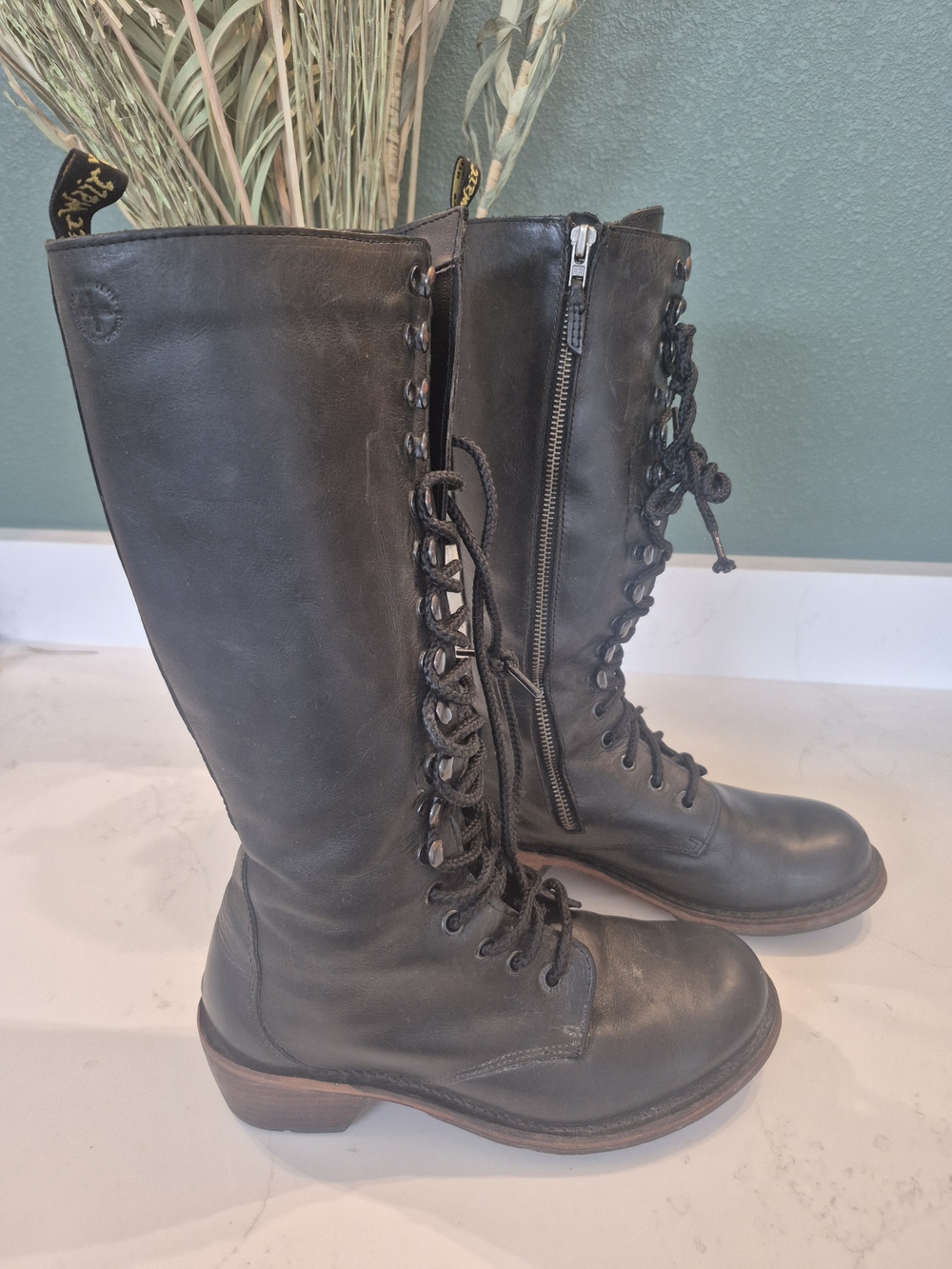 Vintage!! Dr. Martens Women's Black Lace-Up  Leather Boots. *rare find**